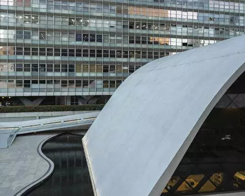 Imagem com vista para o prédio e o Centro Cultural da FGV 